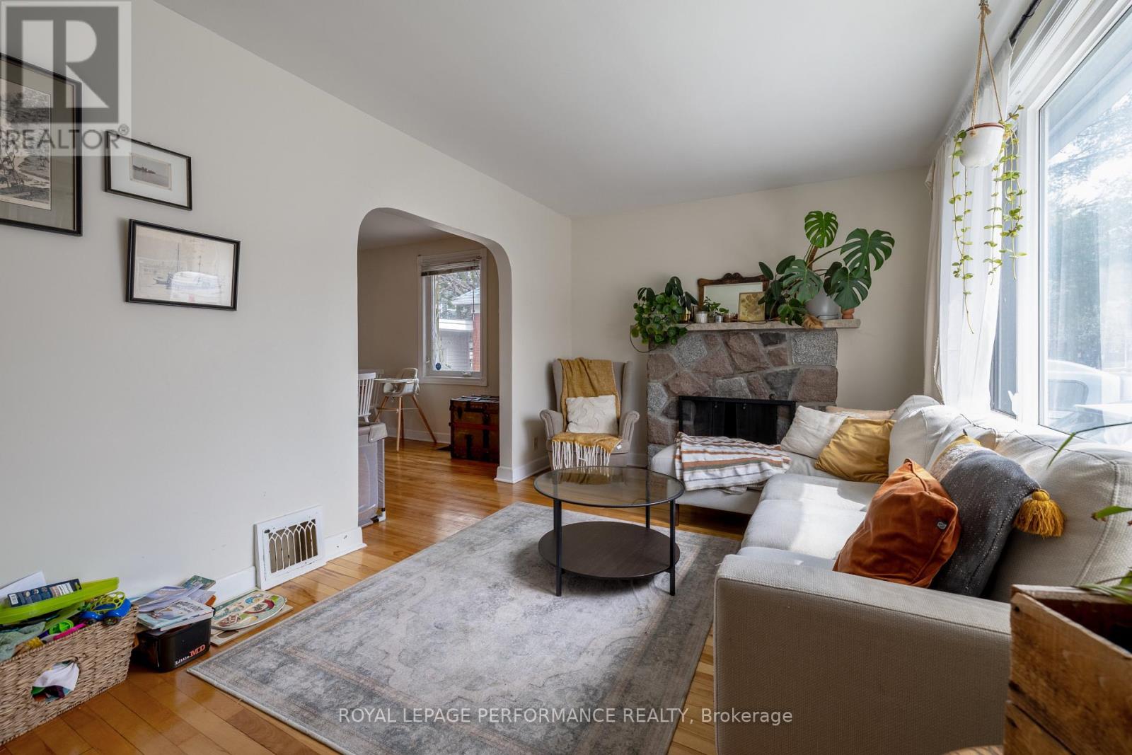 45 Mcnaughton Avenue, Ottawa, Ontario  K1S 0J1 - Photo 4 - X12310460