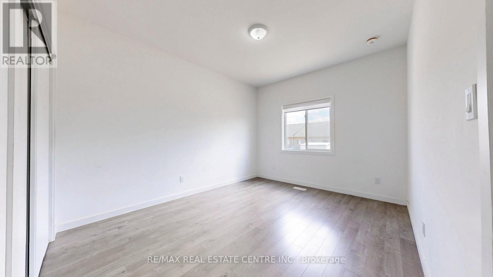383 Chaffey Street, Welland, Ontario  L3B 0K5 - Photo 14 - X12159874