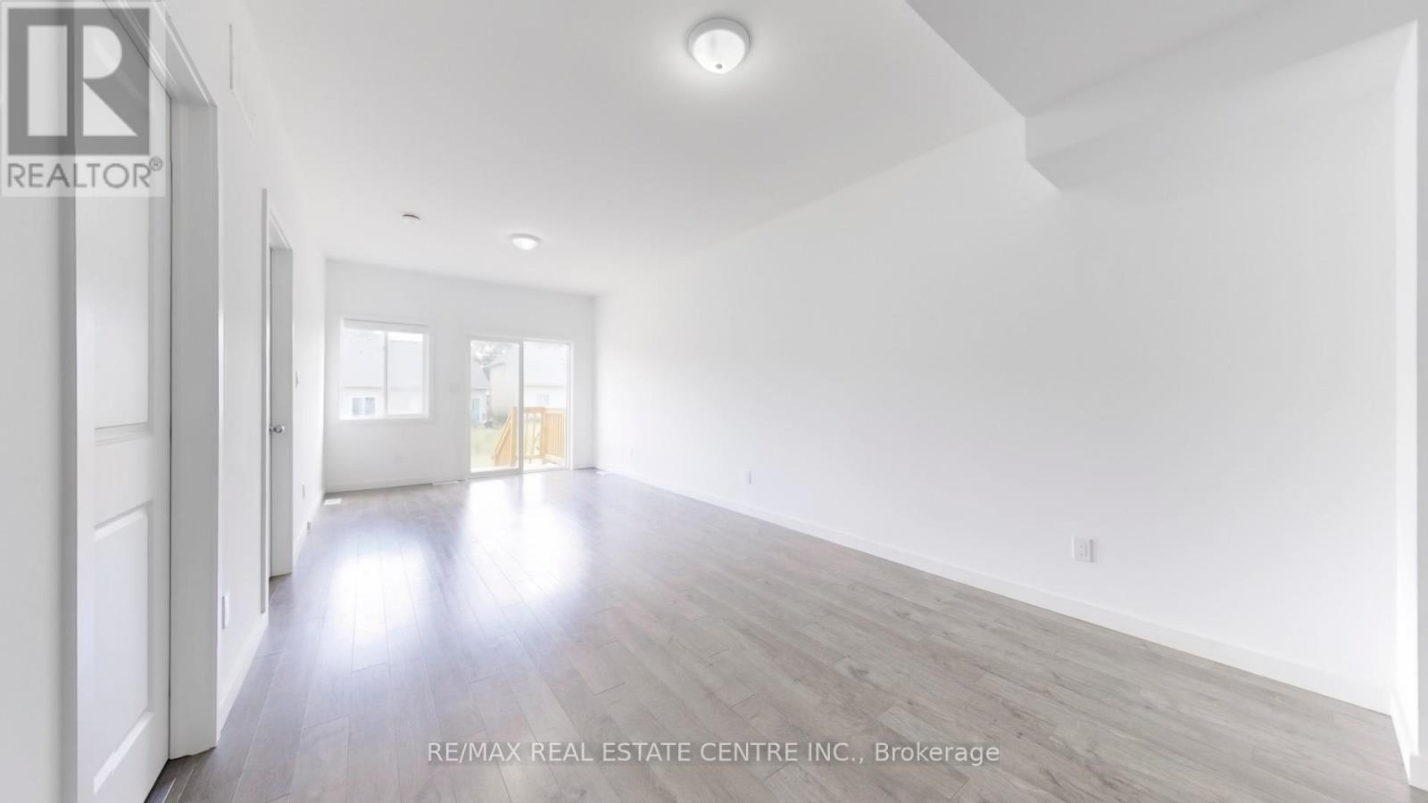 383 Chaffey Street, Welland, Ontario  L3B 0K5 - Photo 3 - X12159874