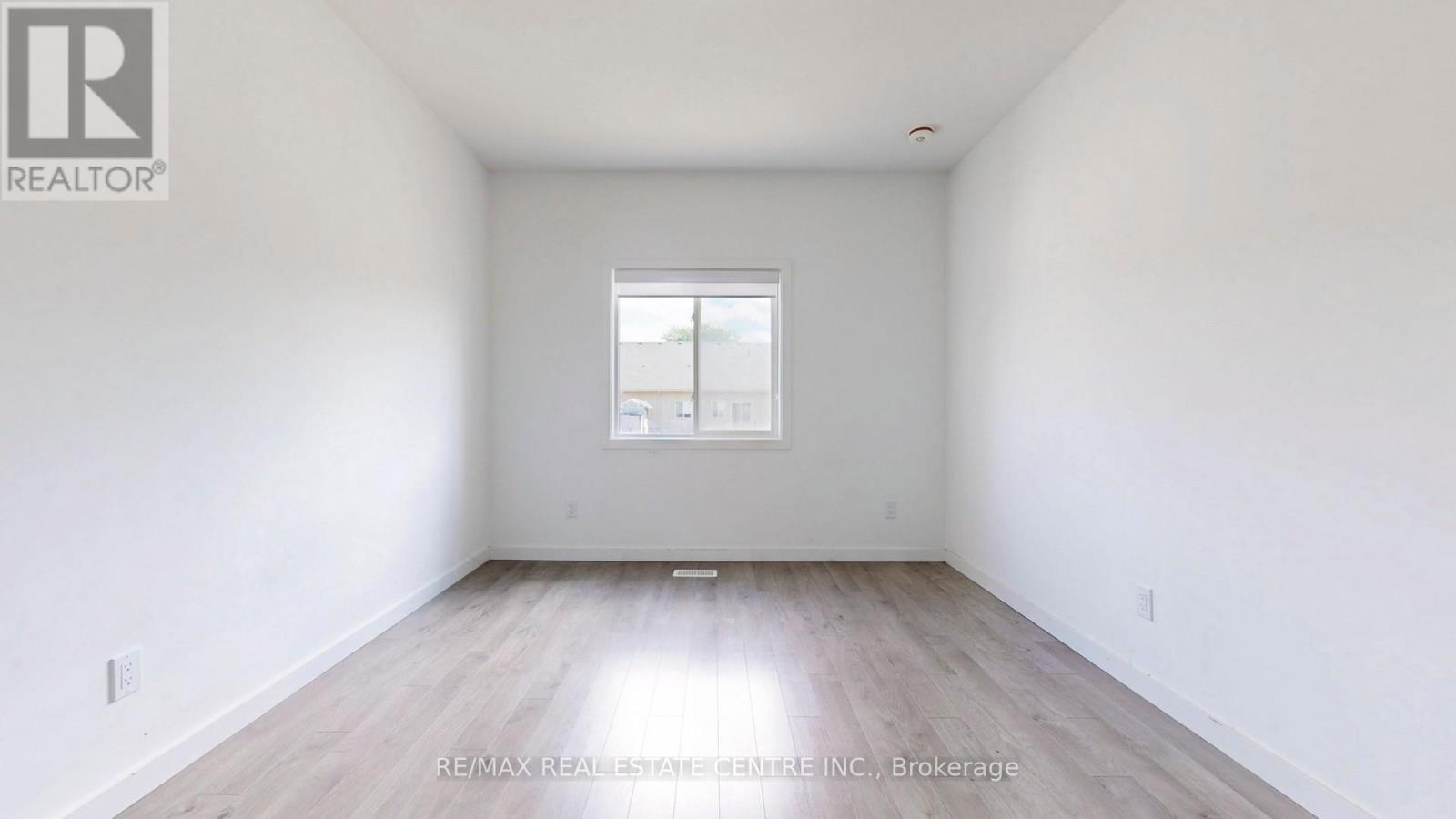 383 Chaffey Street, Welland, Ontario  L3B 0K5 - Photo 15 - X12159874
