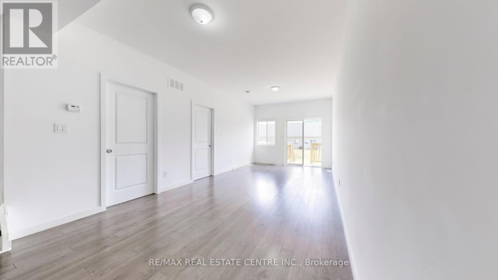 383 Chaffey Street, Welland, Ontario  L3B 0K5 - Photo 4 - X12159874