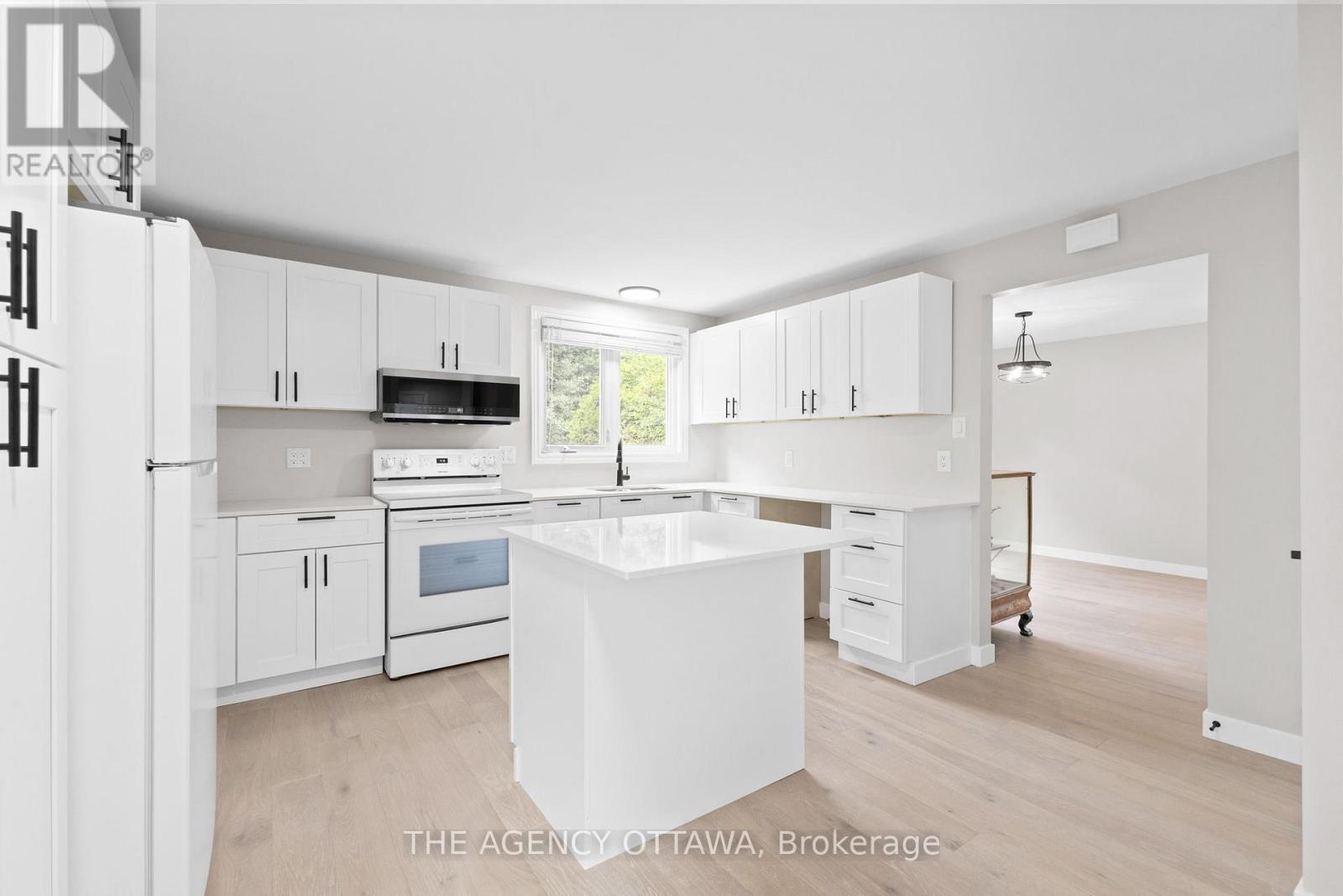 688 Laverendrye Drive, Ottawa, Ontario  K1J 7X6 - Photo 10 - X12310604