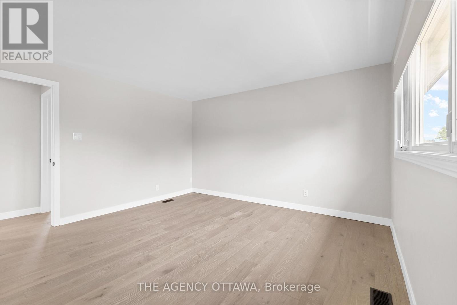 688 Laverendrye Drive, Ottawa, Ontario  K1J 7X6 - Photo 23 - X12310604