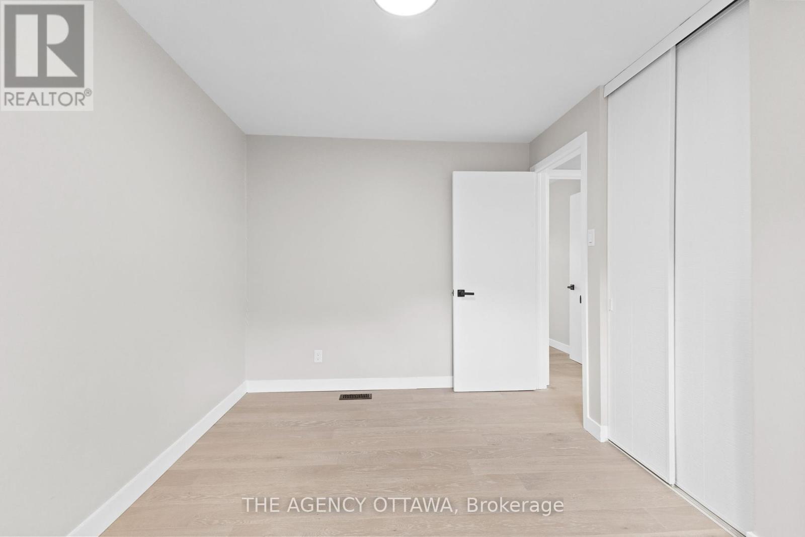 688 Laverendrye Drive, Ottawa, Ontario  K1J 7X6 - Photo 25 - X12310604