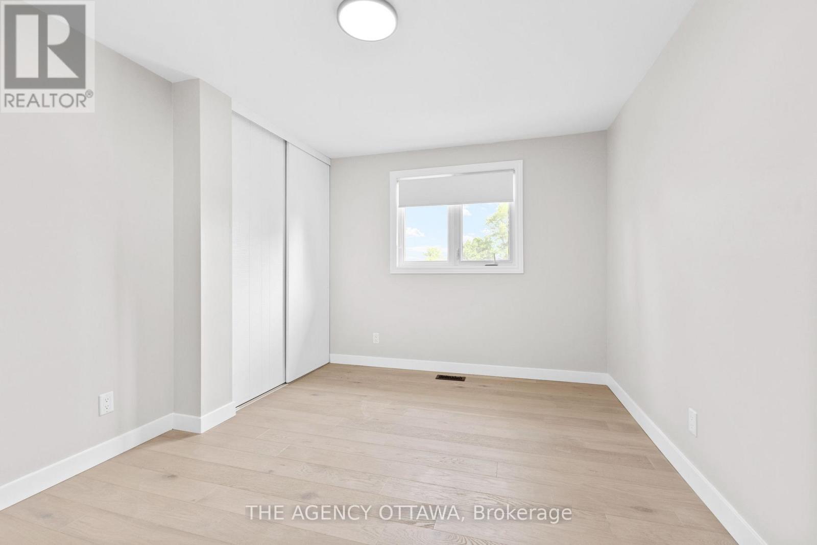 688 Laverendrye Drive, Ottawa, Ontario  K1J 7X6 - Photo 27 - X12310604