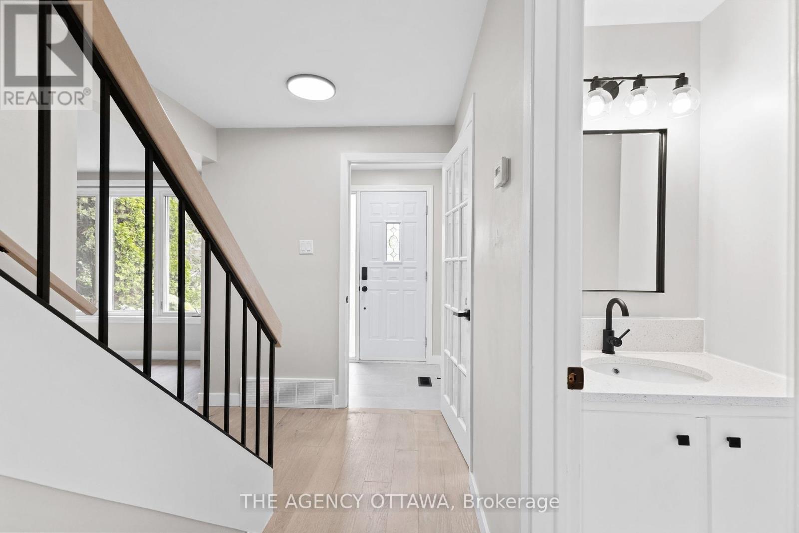 688 Laverendrye Drive, Ottawa, Ontario  K1J 7X6 - Photo 6 - X12310604