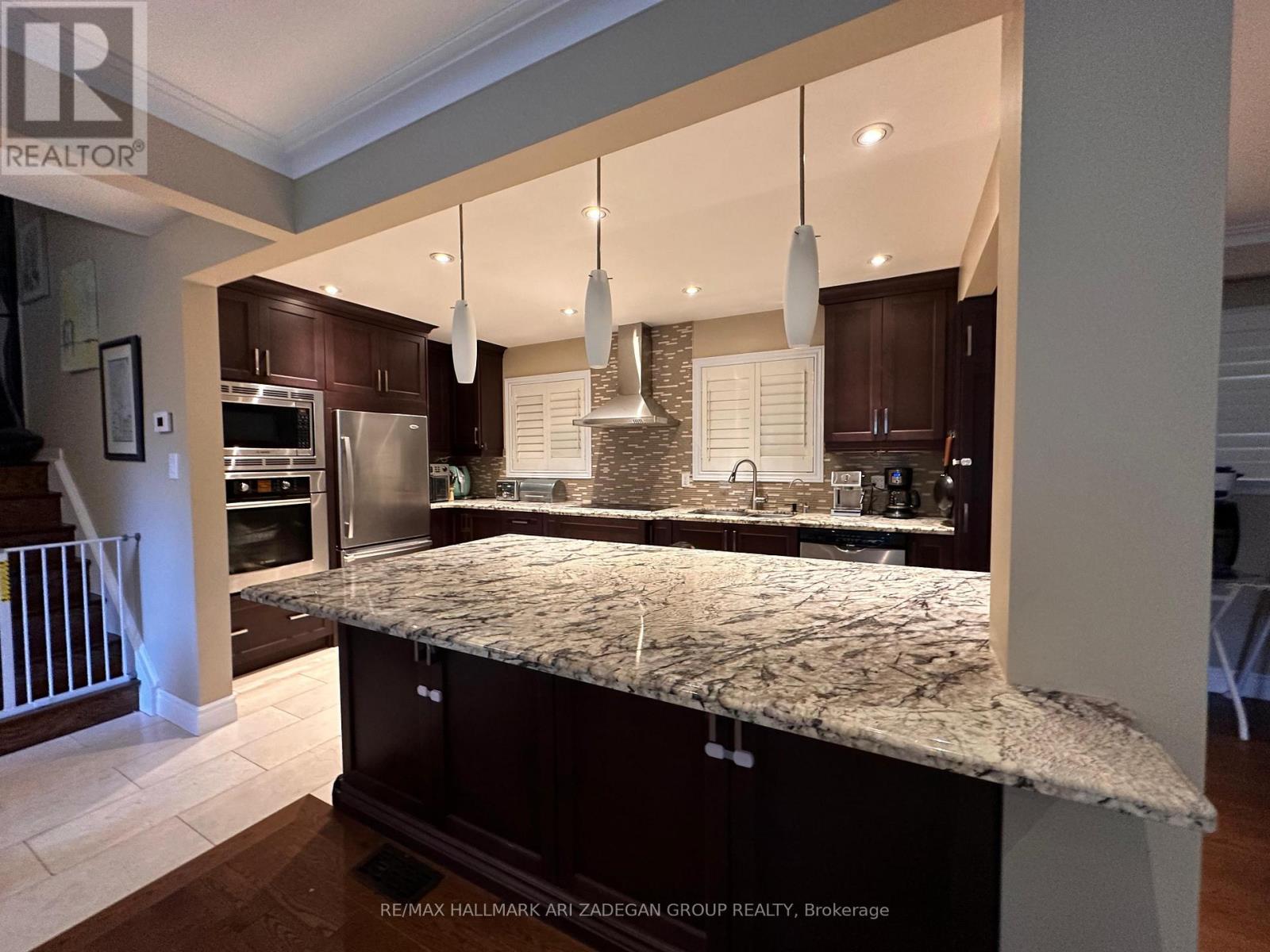290 Gretel Drive, Richmond Hill, Ontario  L4C 4V1 - Photo 2 - N12310422