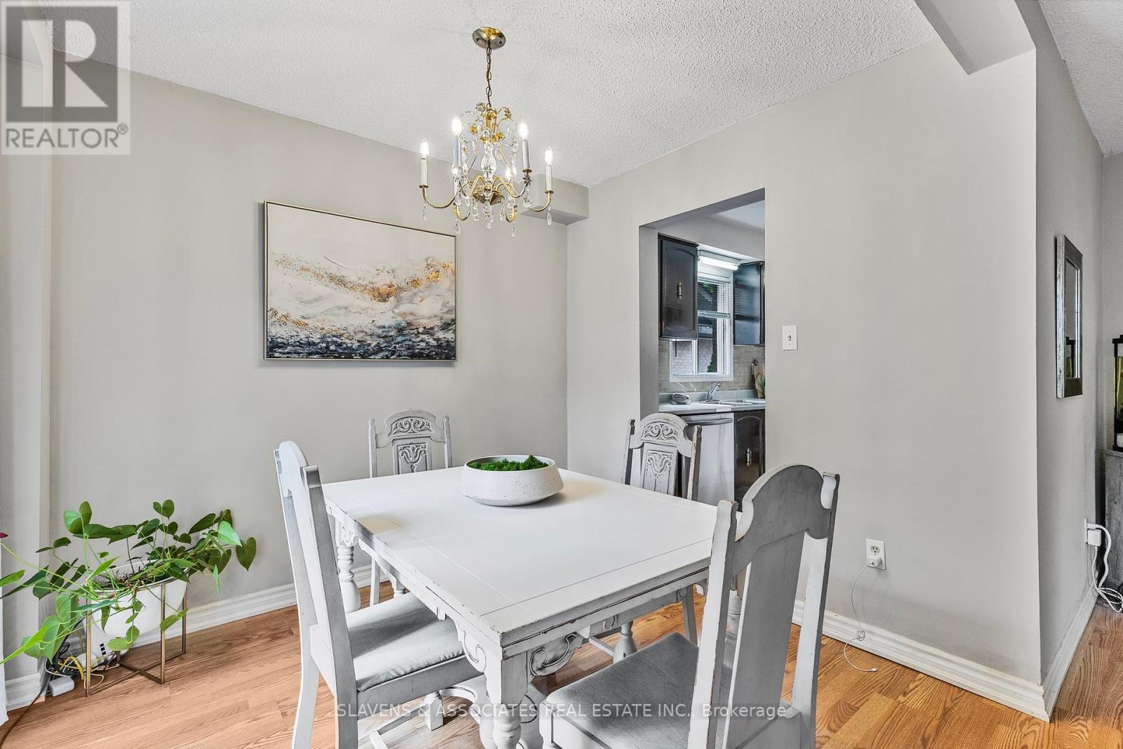 37 Vodden Street W, Brampton, Ontario  L6X 2W6 - Photo 11 - W12310425