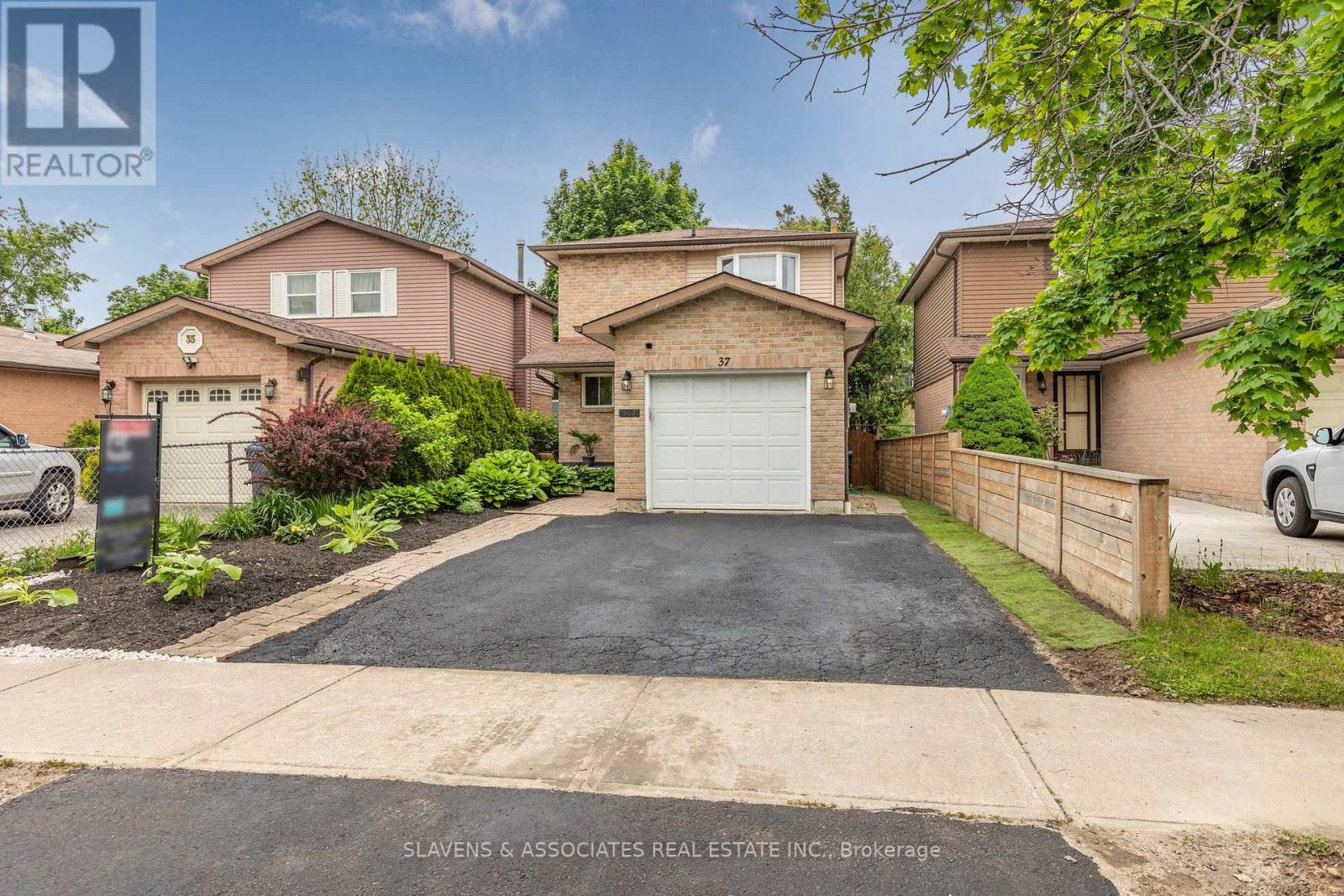 37 Vodden Street W, Brampton, Ontario  L6X 2W6 - Photo 2 - W12310425
