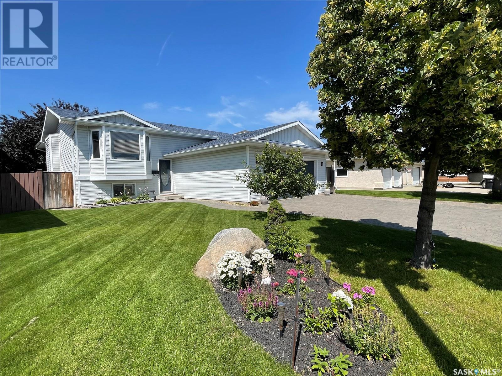 Property at 222 Beerling CRESCENT image 2