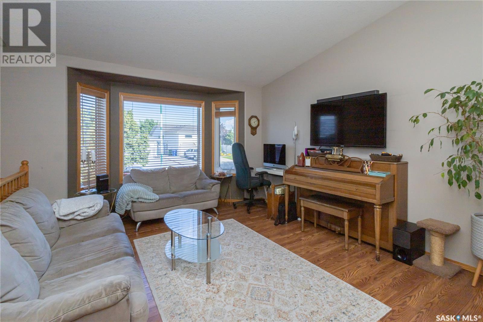 Property at 222 Beerling CRESCENT image 5
