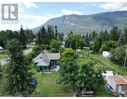 5749 VERMILLION Street, edgewater, British Columbia
