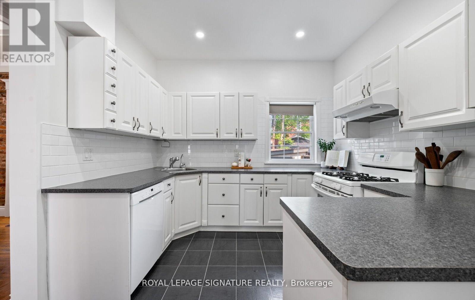 124 Eastbourne Avenue, Hamilton (St. Clair), Ontario  L8M 2M8 - Photo 13 - X12310620