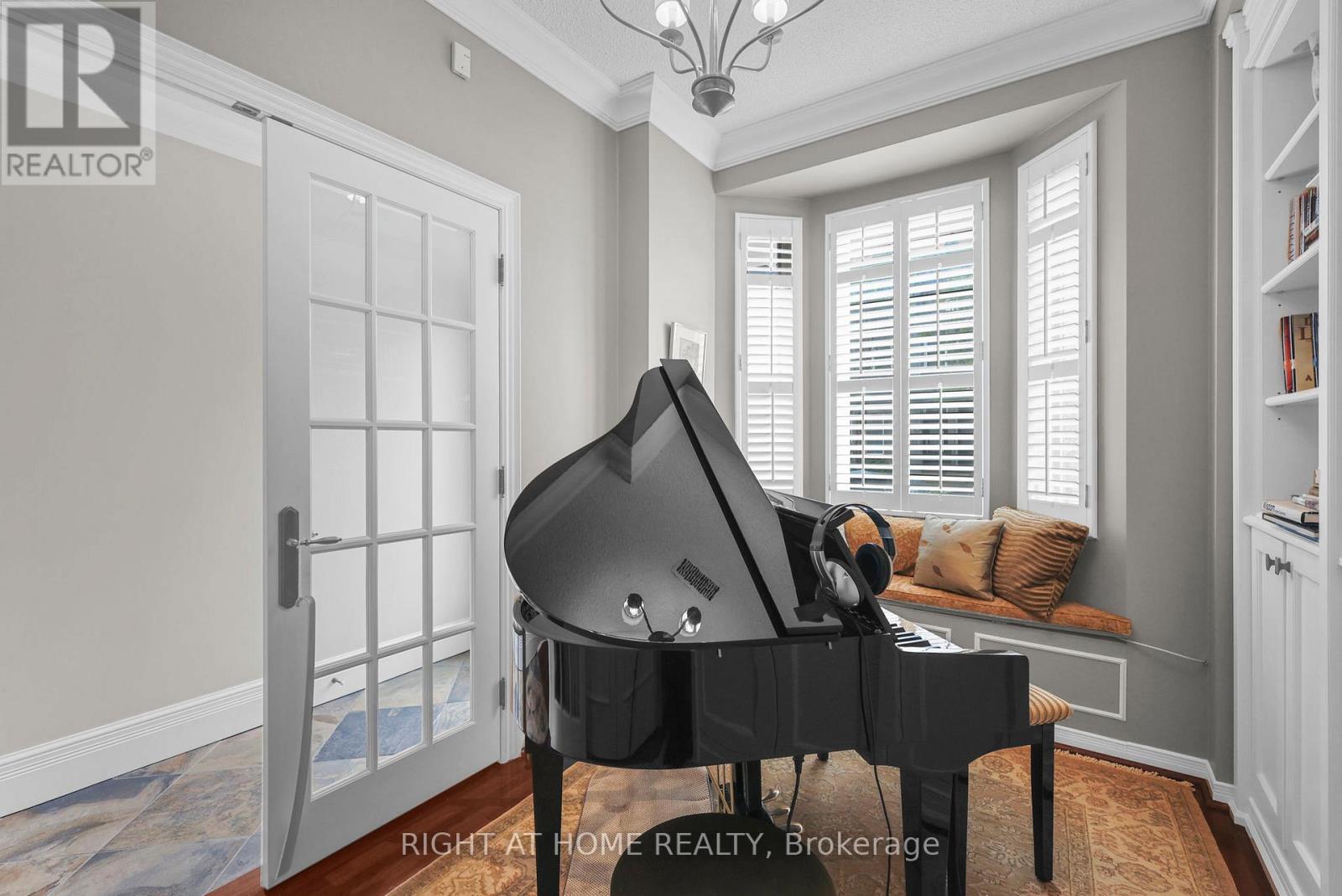 Property at 636 WELLINGTON STREET W image 4