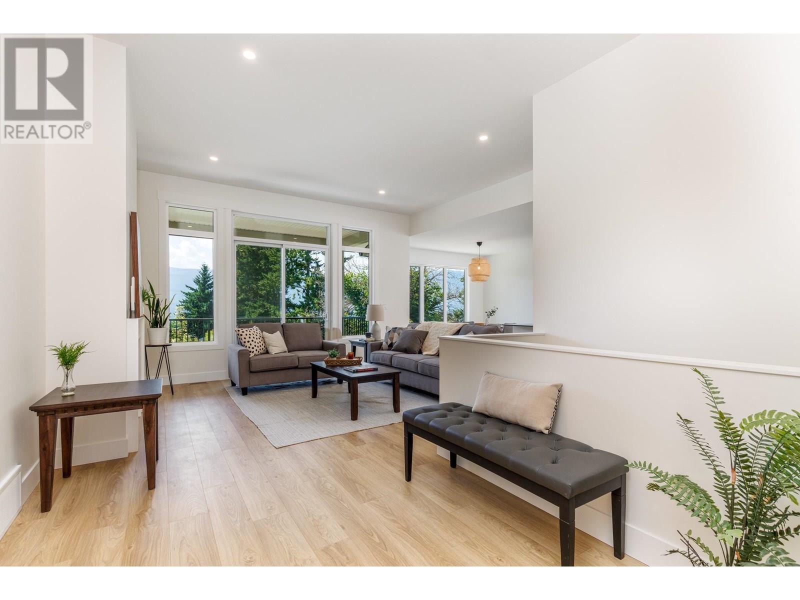 Property at 111 20 Street SE image 3