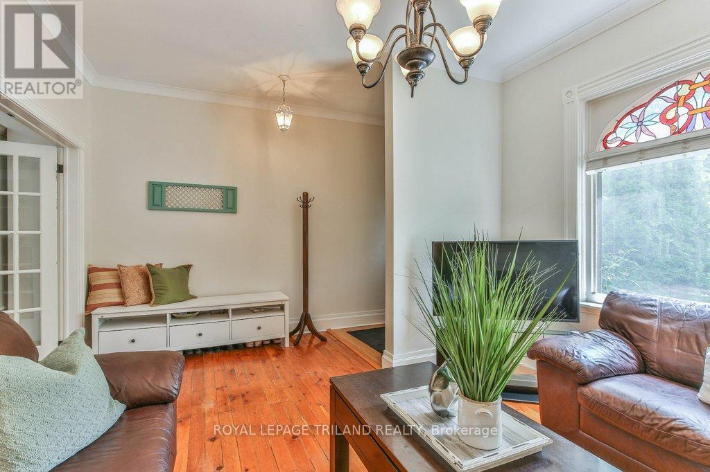 38 Byron Avenue E, London South, Ontario  N6C 1C5 - Photo 9 - X12310907
