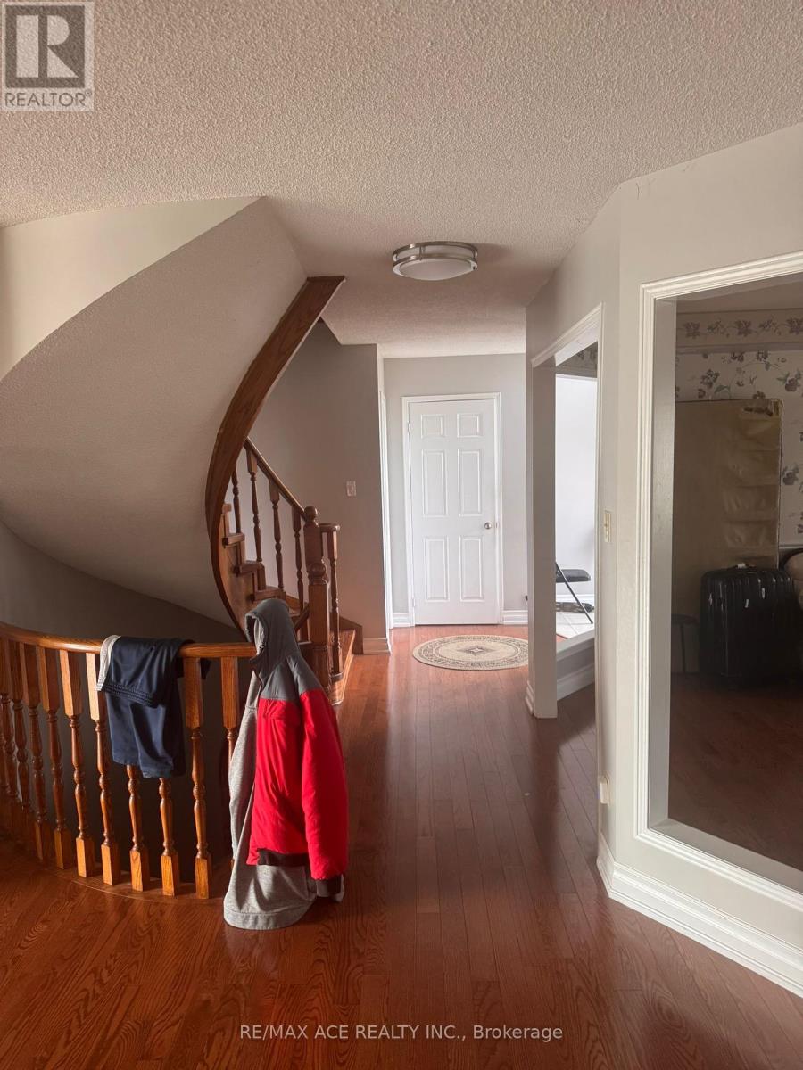 26 Brownridge Court N, Brampton, Ontario  L6W 4L4 - Photo 8 - W12309935