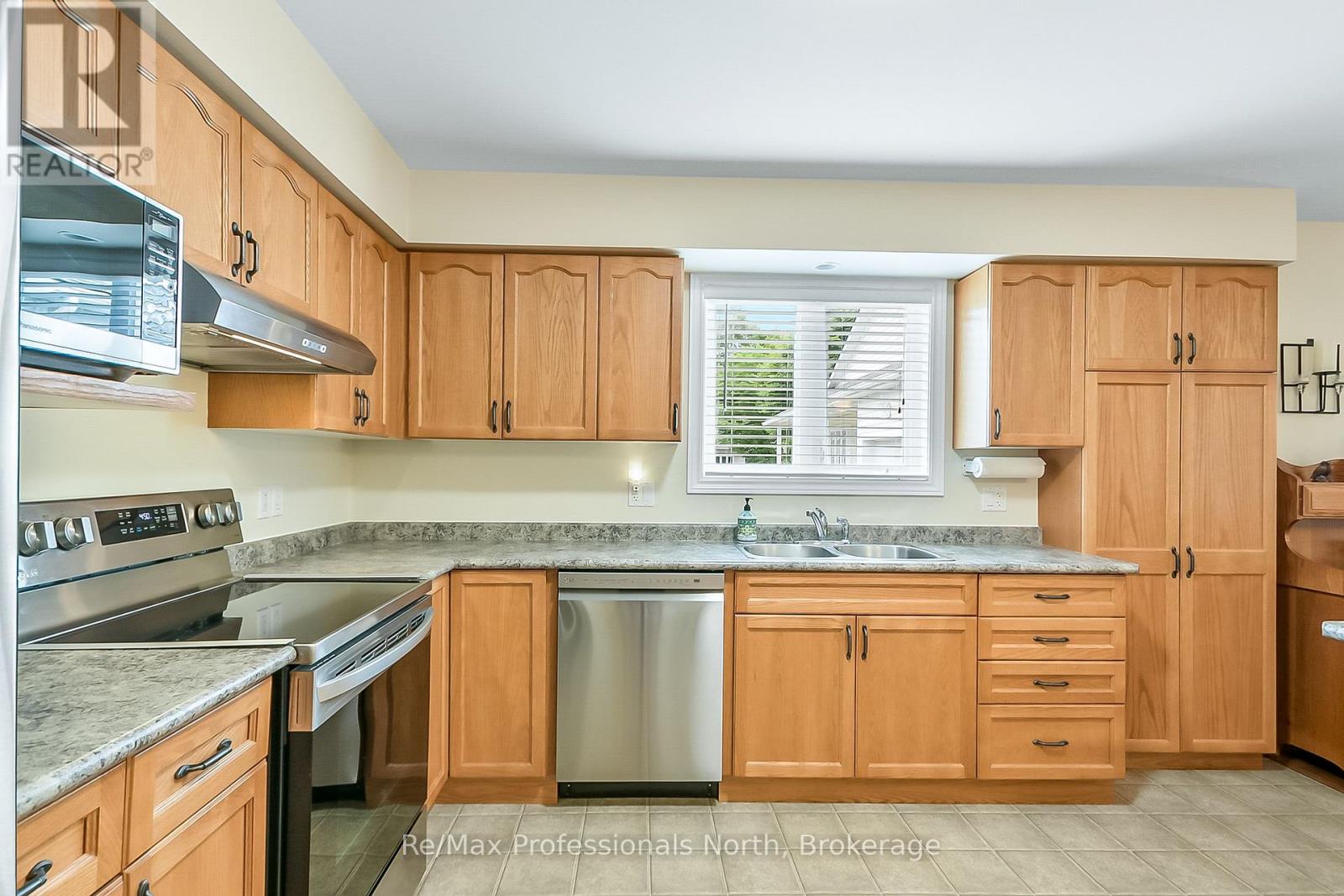 136 Hedgewood Lane, Gravenhurst, Ontario  P1P 1Z4 - Photo 9 - X12261745