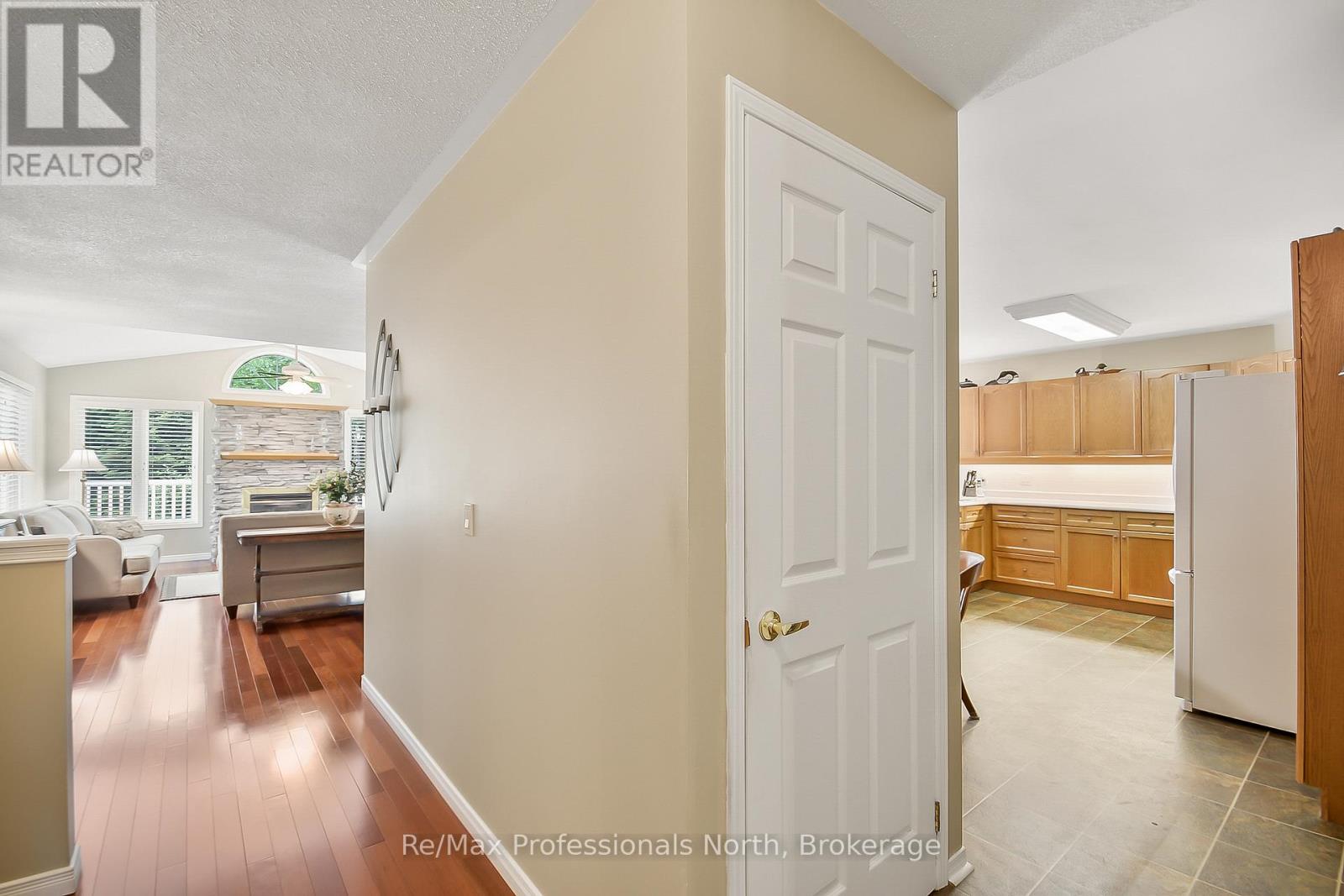 Property at 15 PINERIDGE GATE image 4