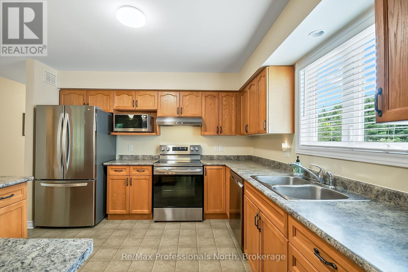 136 Hedgewood Lane, Gravenhurst, Ontario  P1P 1Z4 - Photo 10 - X12261745