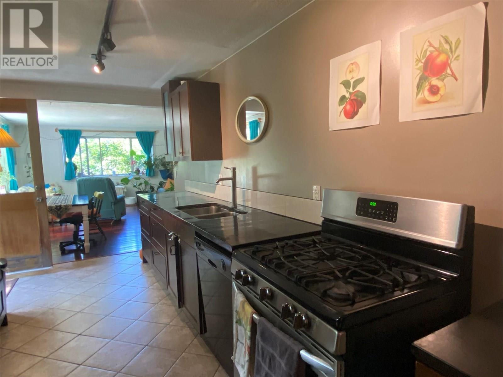 301 Hart Street, Nelson, British Columbia  V1L 5N4 - Photo 17 - 10354205