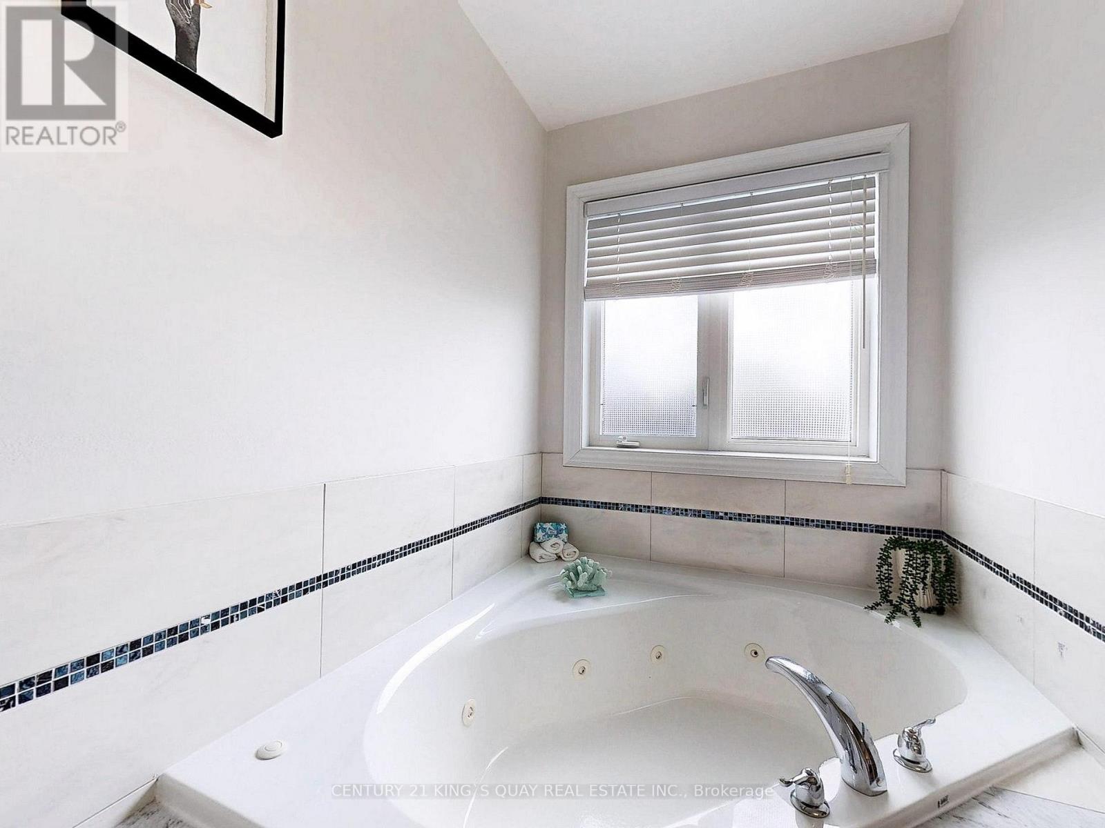 16 Naylor Drive, Bradford West Gwillimbury, Ontario  L3Z 0K1 - Photo 27 - N12310891