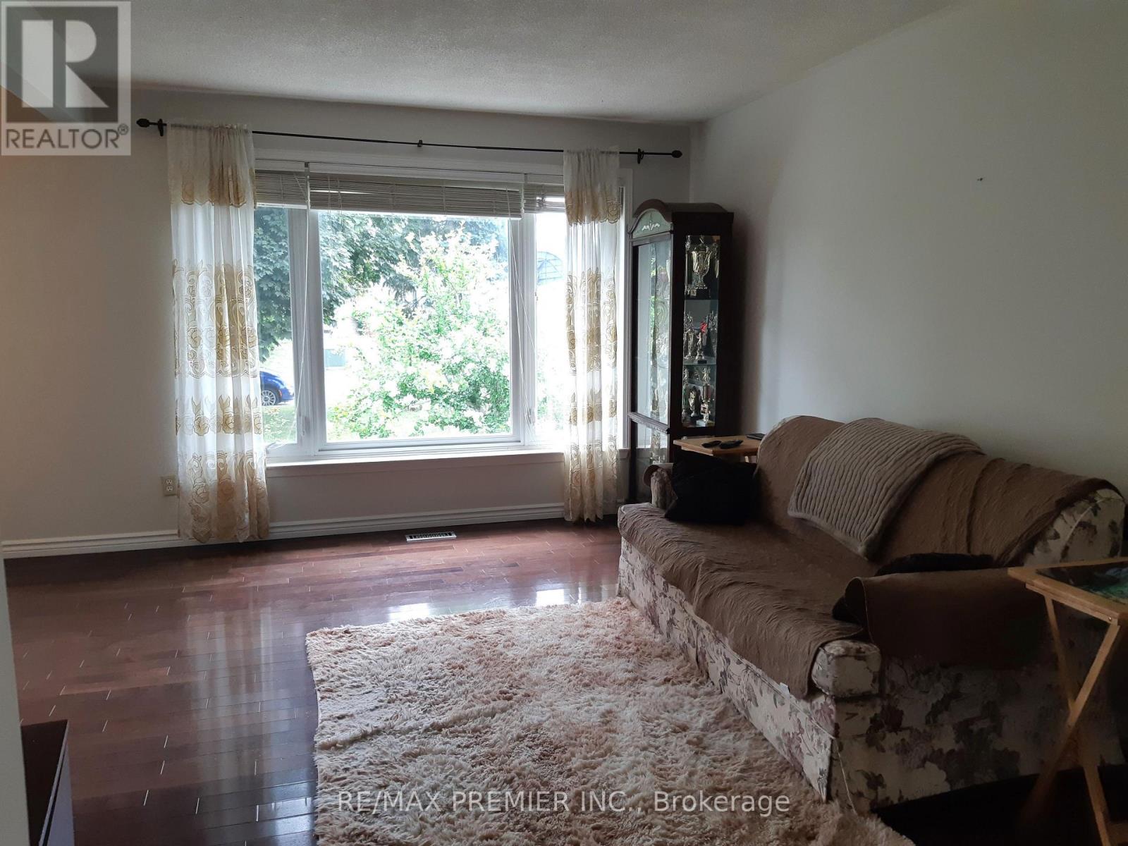 32 Dunblaine Crescent, Brampton (Southgate), Ontario  L6T 3H2 - Photo 6 - W12310937