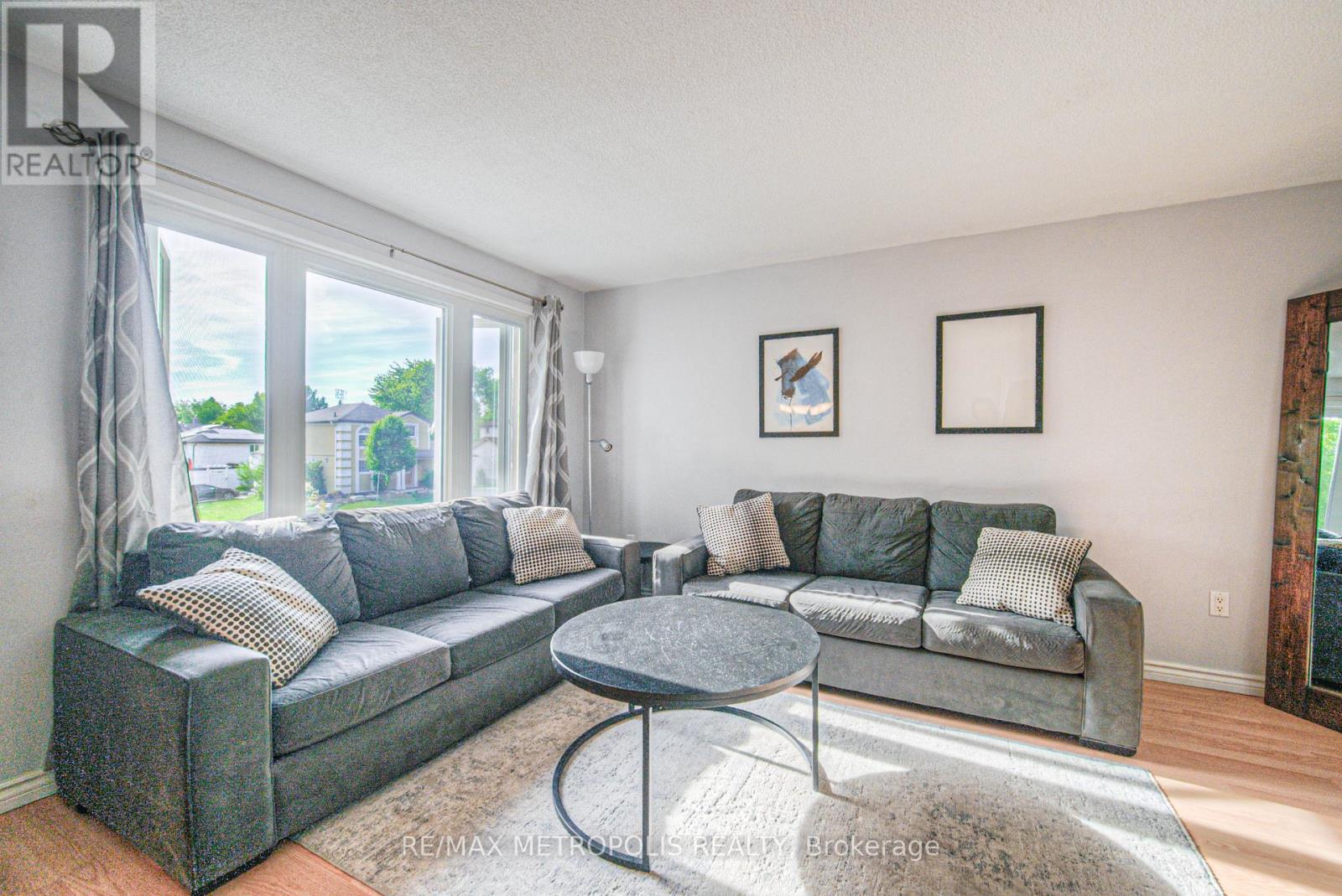 Property at 735 ELGIN STREET N image 5