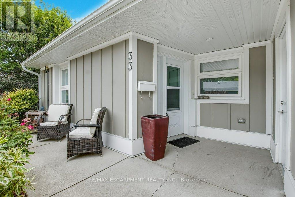 33 Szollosy Circle, Hamilton, Ontario  L9B 1T8 - Photo 4 - X12311031