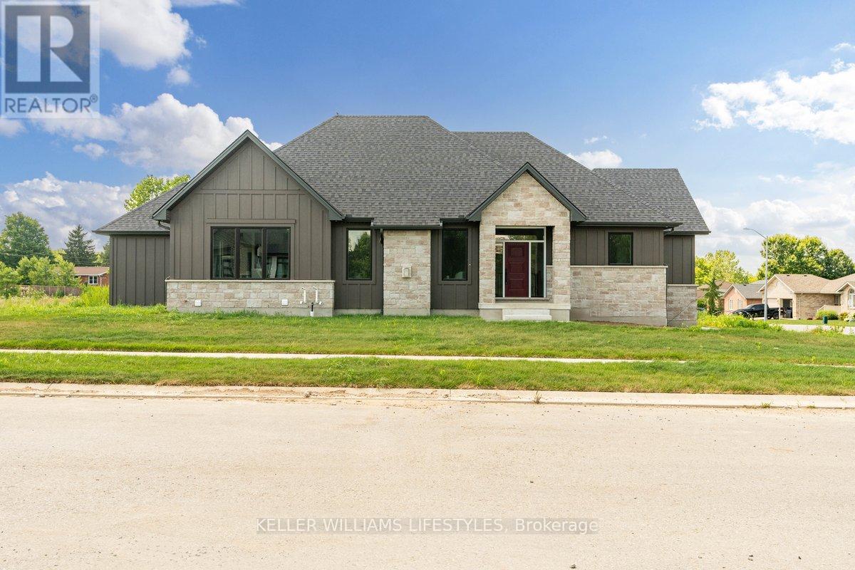 39 East Glen Drive, Lambton Shores, Ontario  N0M 1B0 - Photo 2 - X12202253