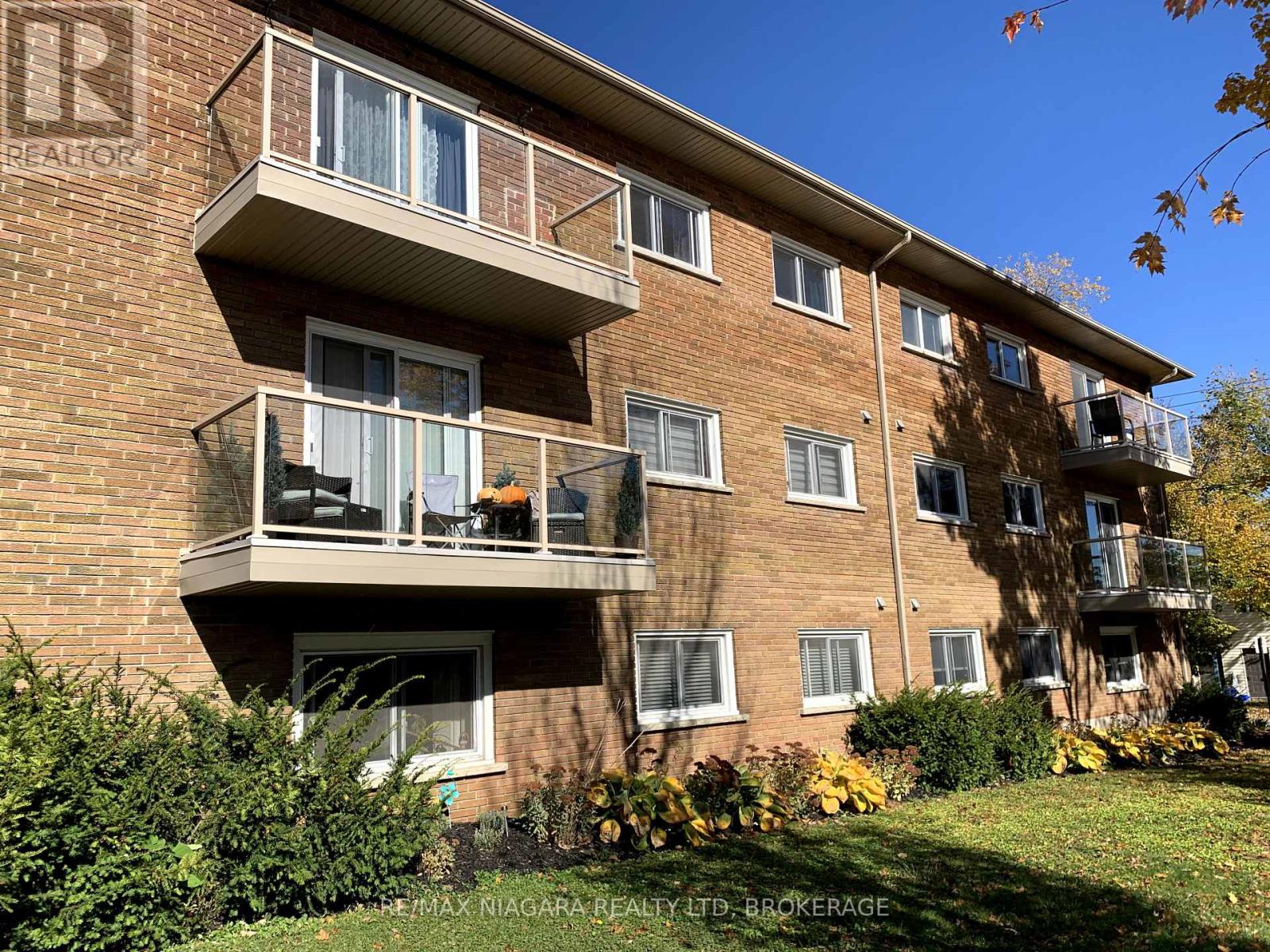 17 Simcoe Street, St. Catharines, Ontario  L2N 5C6 - Photo 2 - X12311155