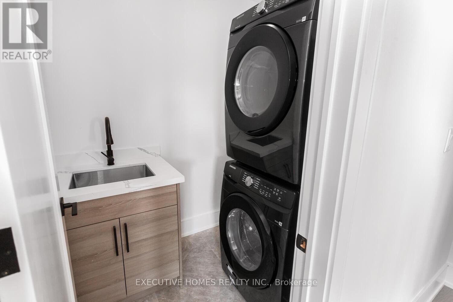 797 First Street, Mississauga, Ontario  L5E 1A3 - Photo 22 - W12311061