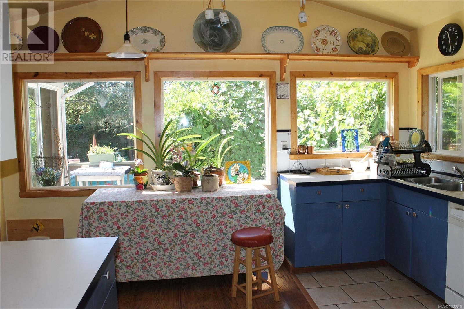 Property at 756 Marchmont Rd image 5