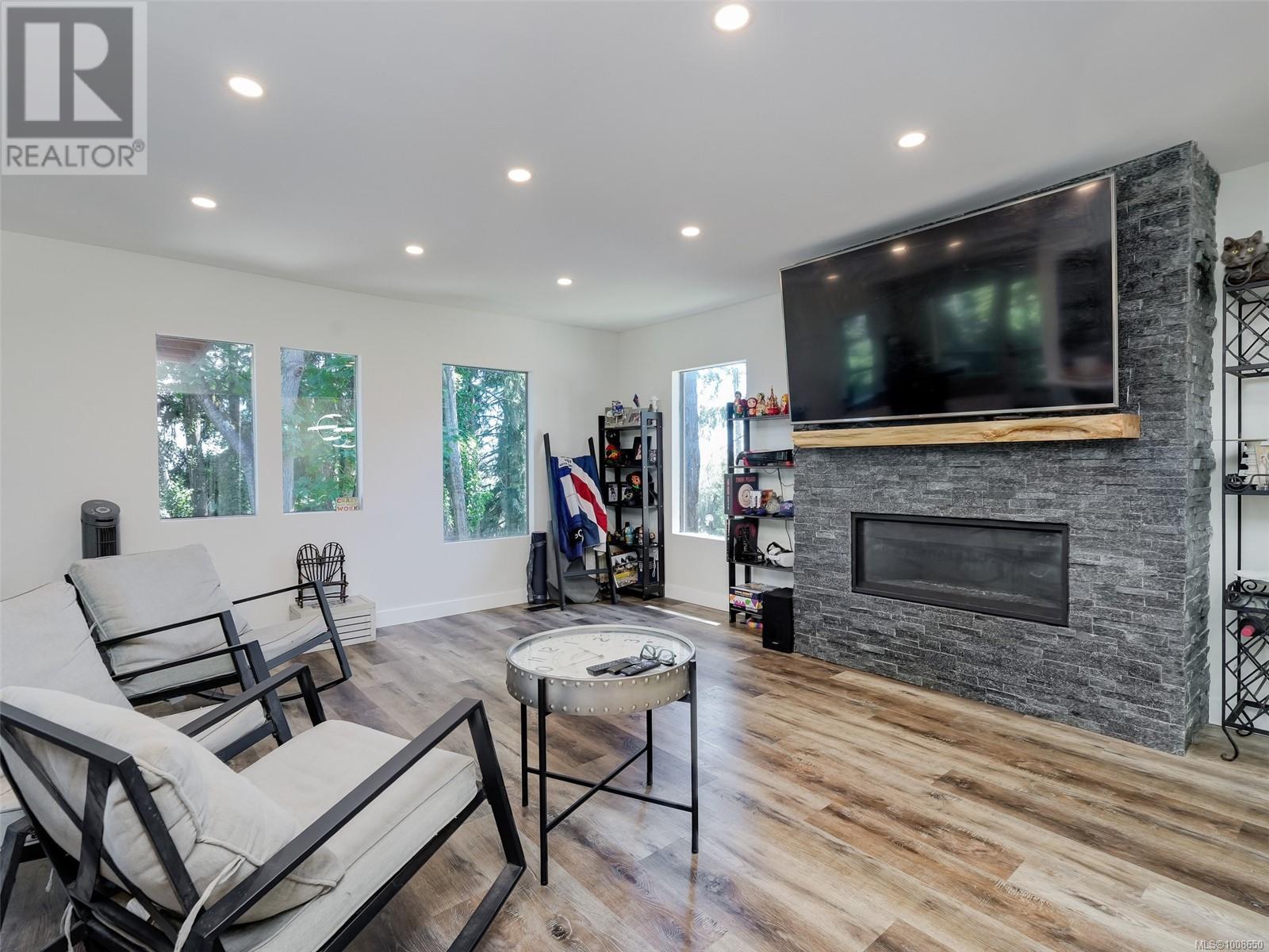 Property at 2418 Barbara Pl image 2