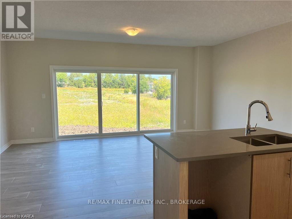 194 Heritage Park Drive, Greater Napanee, Ontario  K7R 3X8 - Photo 4 - X12311329