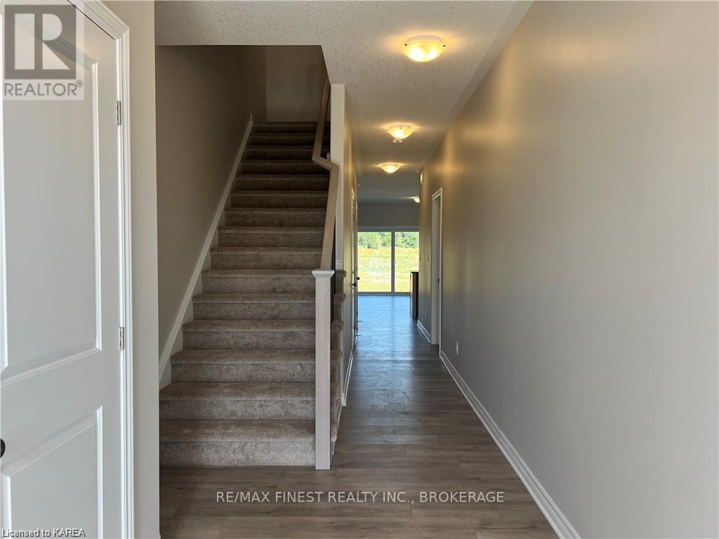 194 Heritage Park Drive, Greater Napanee, Ontario  K7R 3X8 - Photo 5 - X12311329