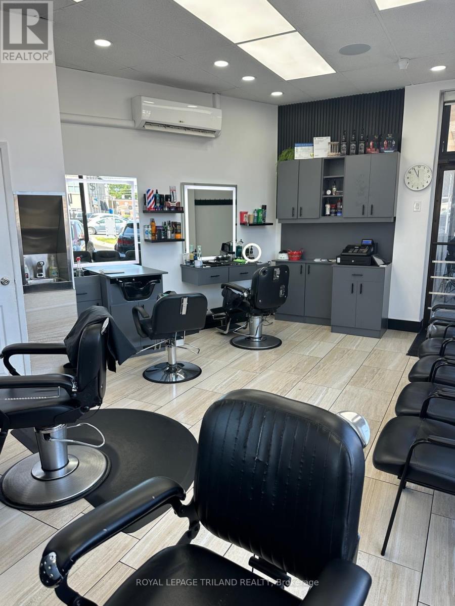 243 Wharncliffe Road N, London North, Ontario  N6H 2B9 - Photo 8 - X12311353