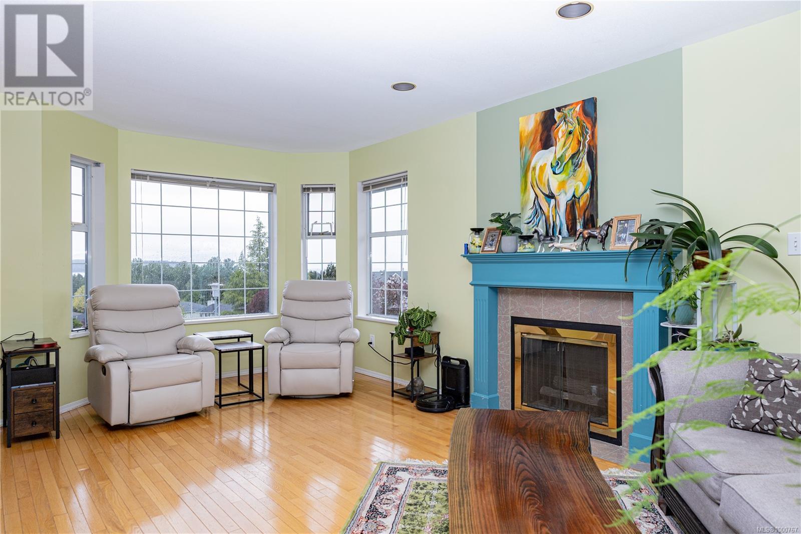Property at 733 Bowen Dr image 2