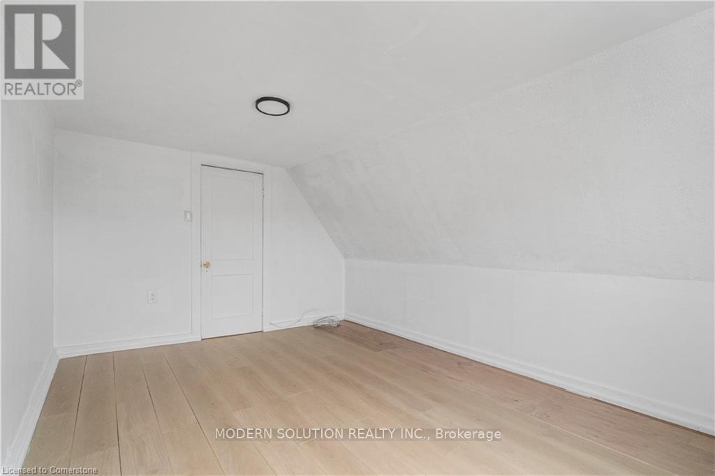 204 Sherman Avenue, Hamilton, Ontario  L8L 6M9 - Photo 9 - X12311350