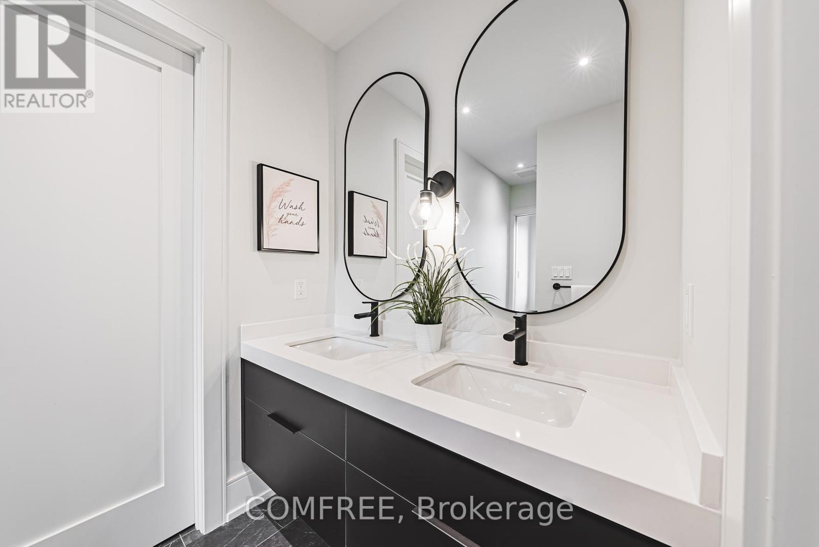 202 Queen Street W, Mississauga (Port Credit), Ontario  L5H 1L6 - Photo 35 - W12311573