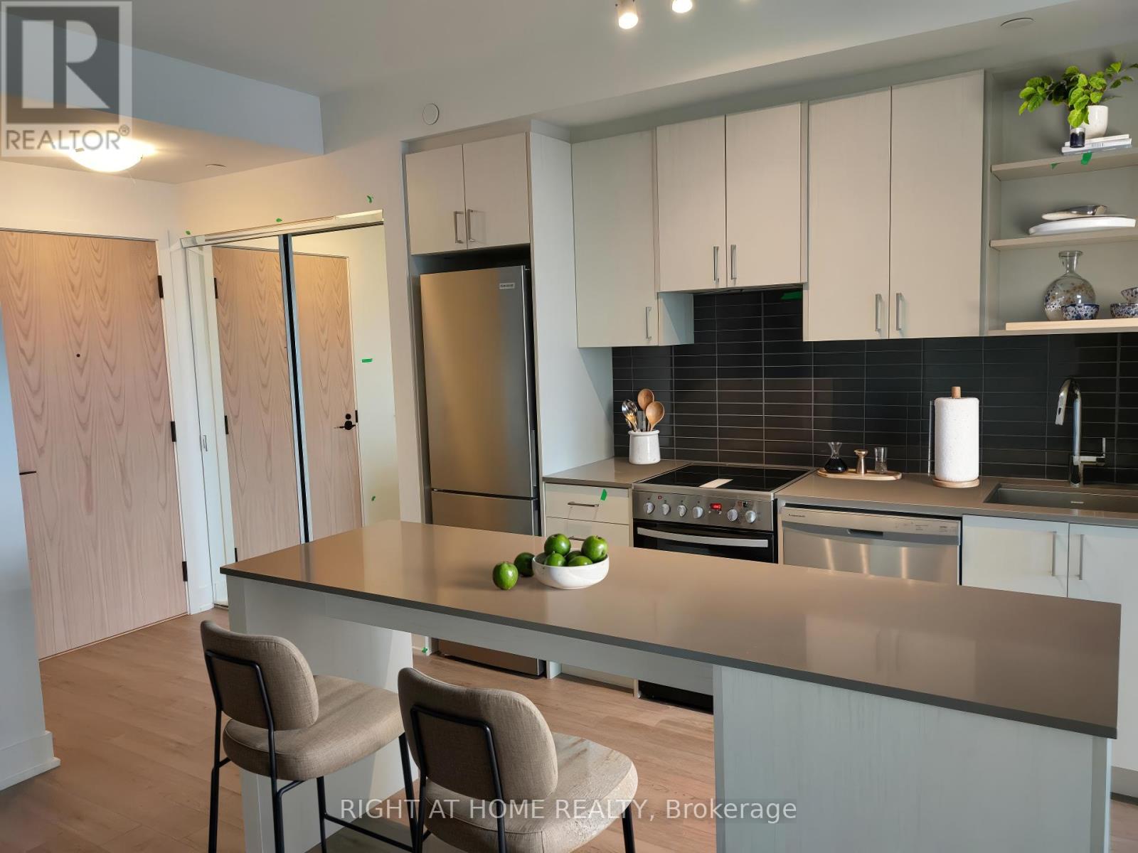 Property at 625 - 50 GEORGE BUTCHART DRIVE image 3