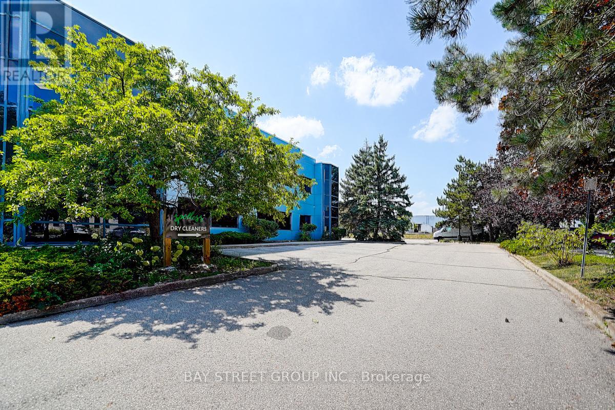 940 Sheldon Court, Burlington, Ontario  L7L 5K6 - Photo 2 - W12311471