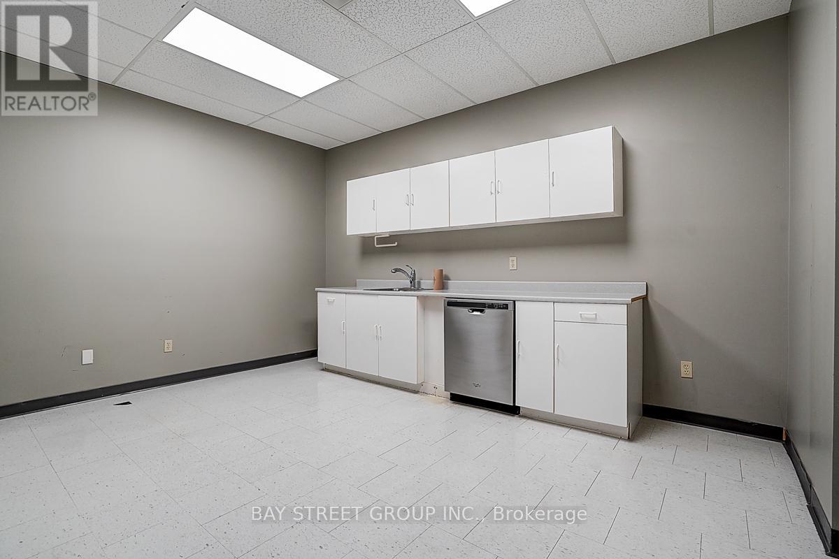 940 Sheldon Court, Burlington, Ontario  L7L 5K6 - Photo 22 - W12311471