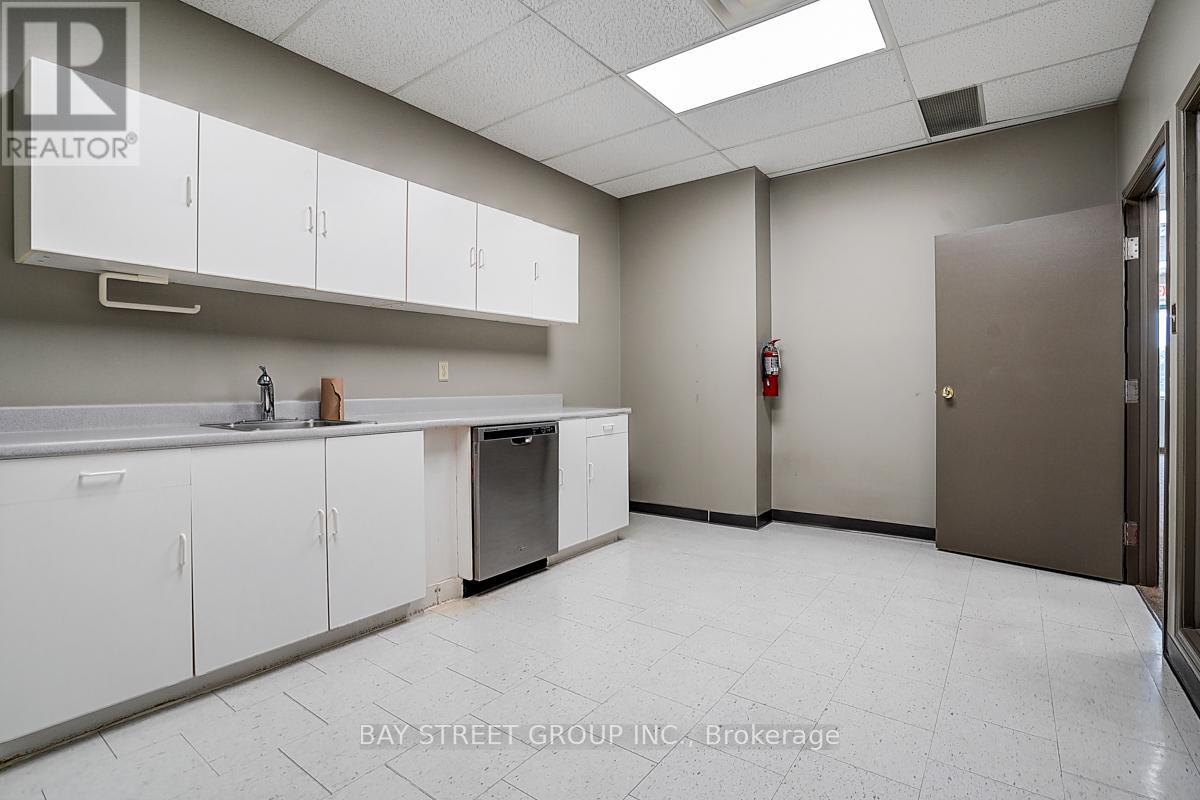 940 Sheldon Court, Burlington, Ontario  L7L 5K6 - Photo 23 - W12311471
