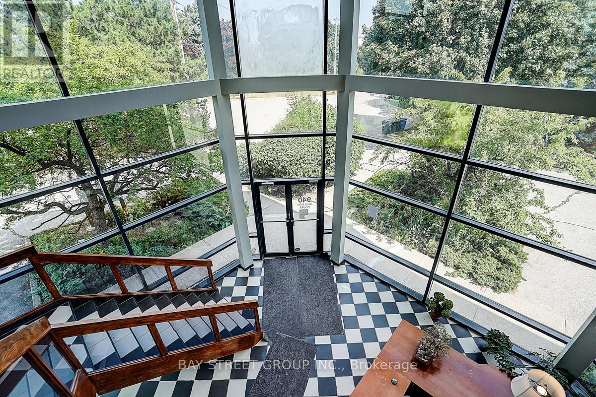 940 Sheldon Court, Burlington, Ontario  L7L 5K6 - Photo 5 - W12311471