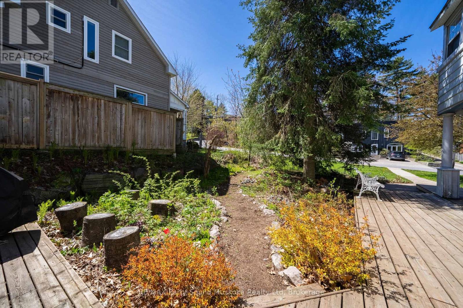 17 Waubeek Street, Parry Sound, Ontario  P2A 1B8 - Photo 3 - X12311521