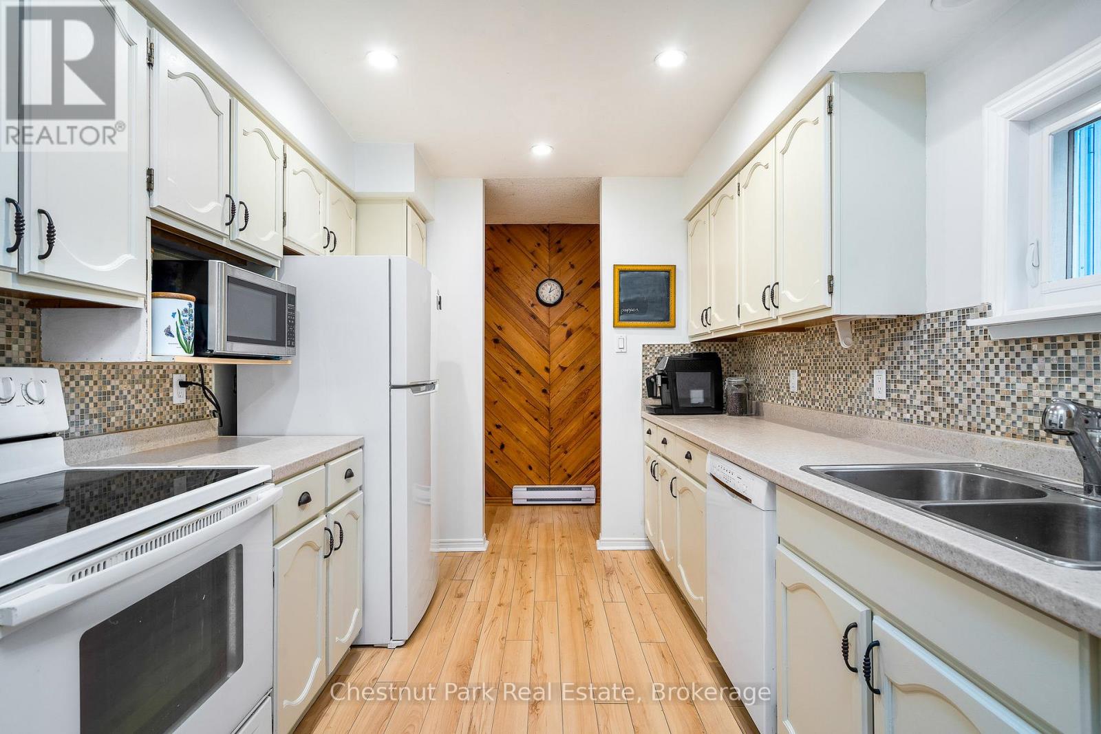 164 Slabtown Road, Blue Mountains, Ontario  N0H 1J0 - Photo 9 - X12311543