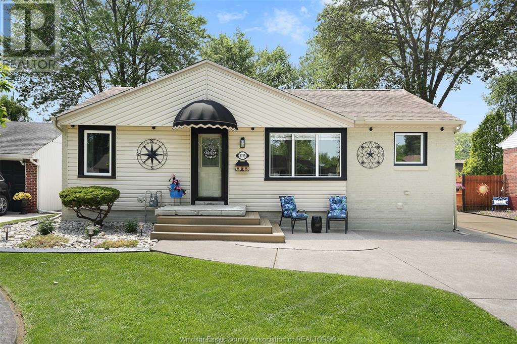 MLS# 25019087: 3215 CURRY AVENUE, Windsor, Canada