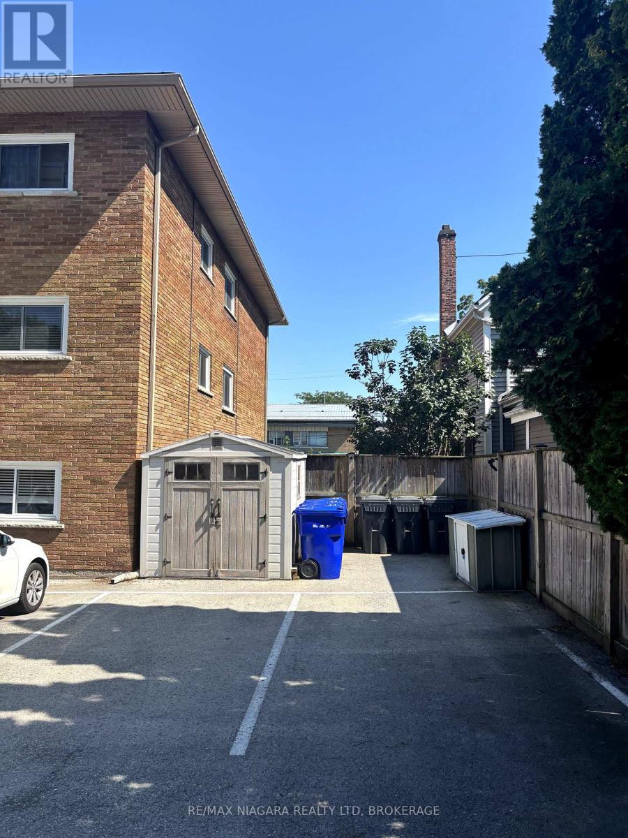 17 Simcoe Street, St. Catharines, Ontario  L2N 5C6 - Photo 16 - X12311155