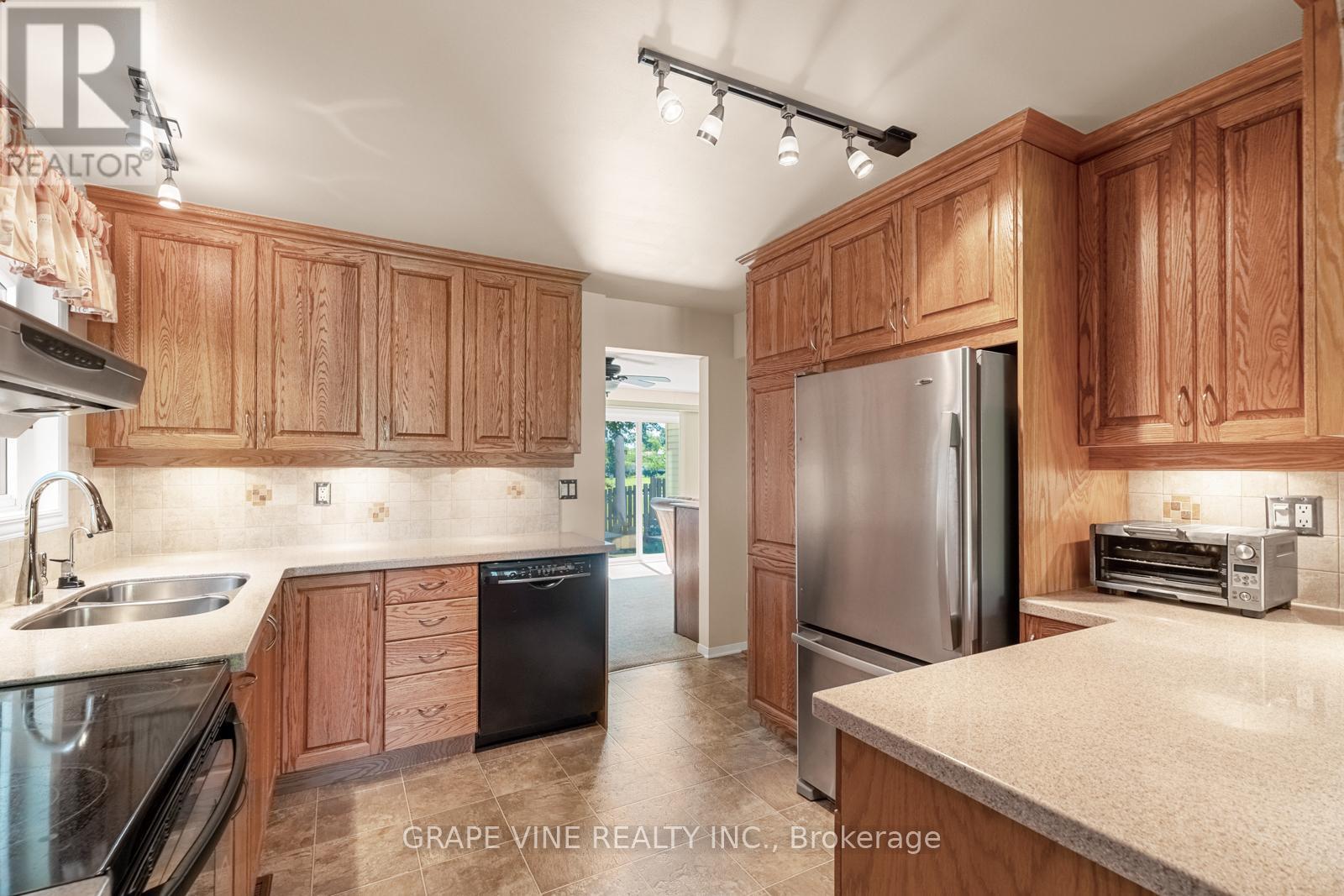 34 Four Seasons Drive, Ottawa, Ontario  K2E 7P8 - Photo 6 - X12311686